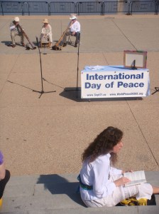 The gorgeous vibes of the didgeridoos performed by The Didge Brothers, Laura in the middle of a prayer... 